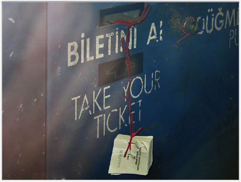 Distributeur de billets sur l'autoroute.