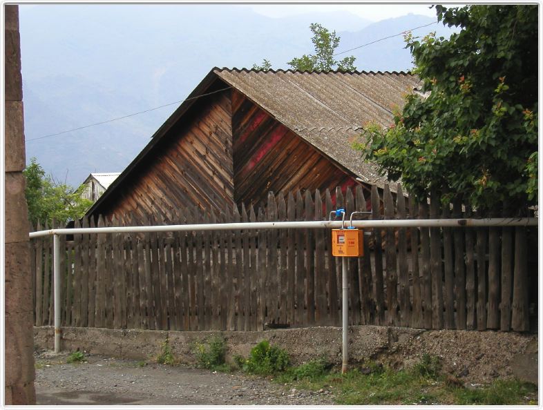 Conduite de gaz aérienne et compteur (Sanahin)