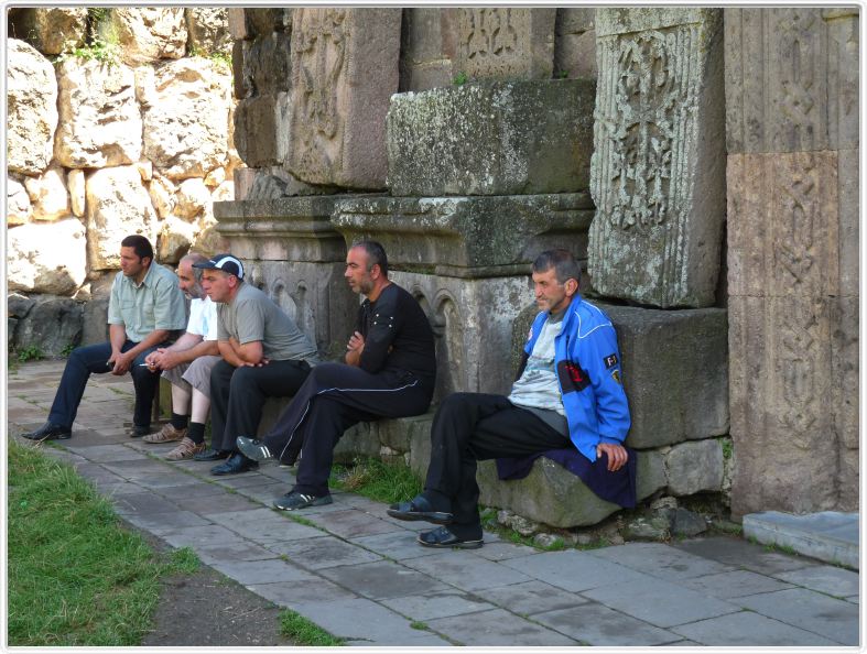 Monastère de Goshavank. Les hommes en action