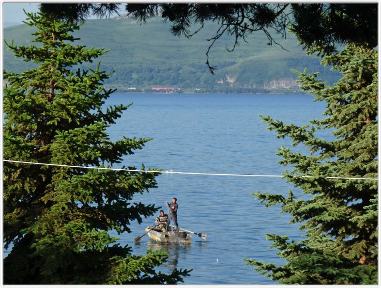 Pêcheurs sur Le lac Sevan