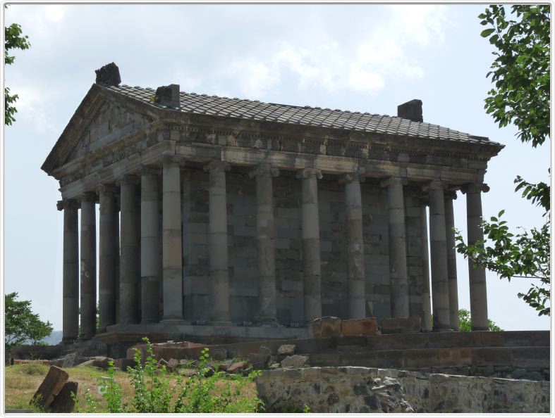 Temple païen de Garni (77 av. JC)