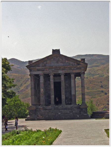 Temple païen de Garni (77 av. JC)