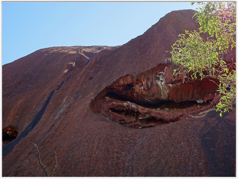 Nous entreprenons, à pieds, le tour d'Ayers Rock