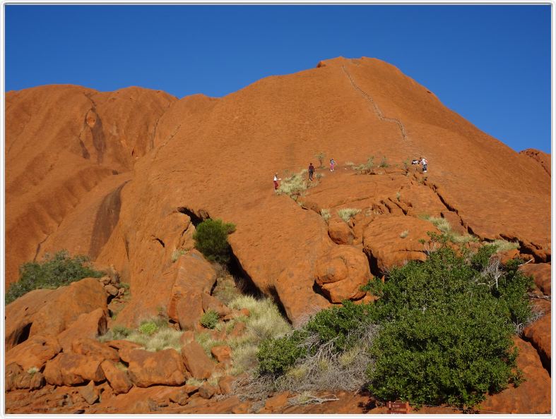 Nous entreprenons, à pieds, le tour d'Ayers Rock