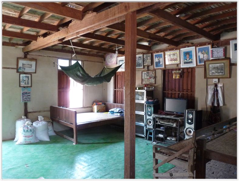 Arrêt au village de West Pwazaw