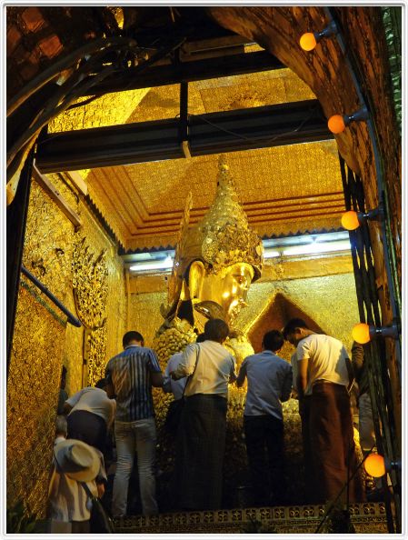 Mandalay. La pagode Mahamuni.