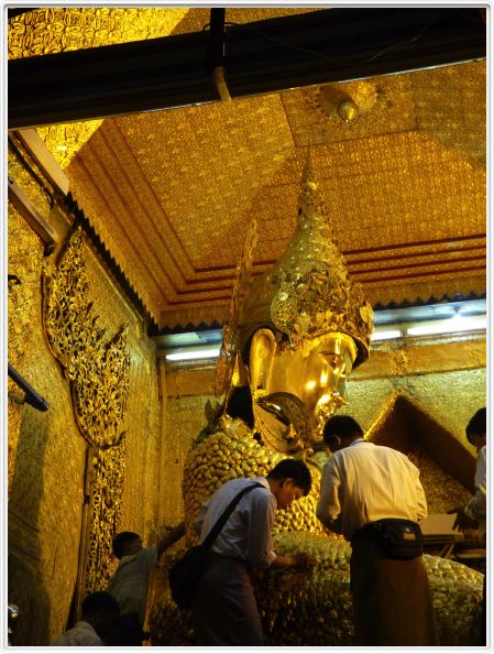 Mandalay. La pagode Mahamuni.