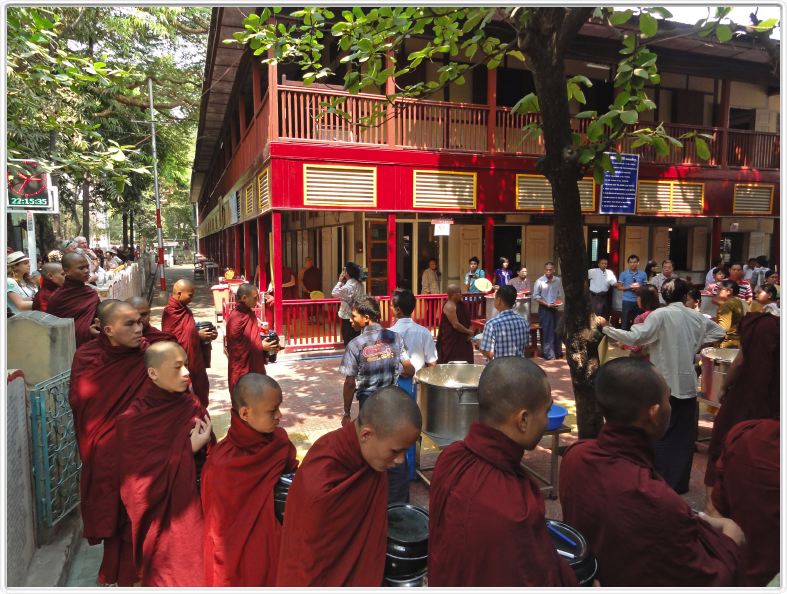 Mandalay (Amarapura). Le monastère Mahagandayon.