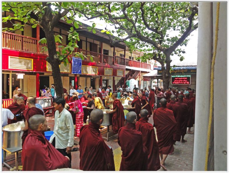 Mandalay (Amarapura). Le monastère Mahagandayon.