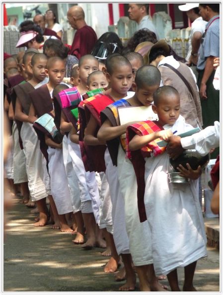 Mandalay (Amarapura). Le monastère Mahagandayon.