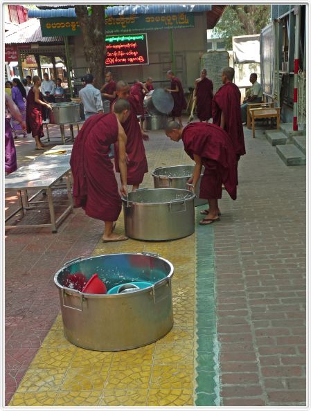 Mandalay (Amarapura). Le monastère Mahagandayon.