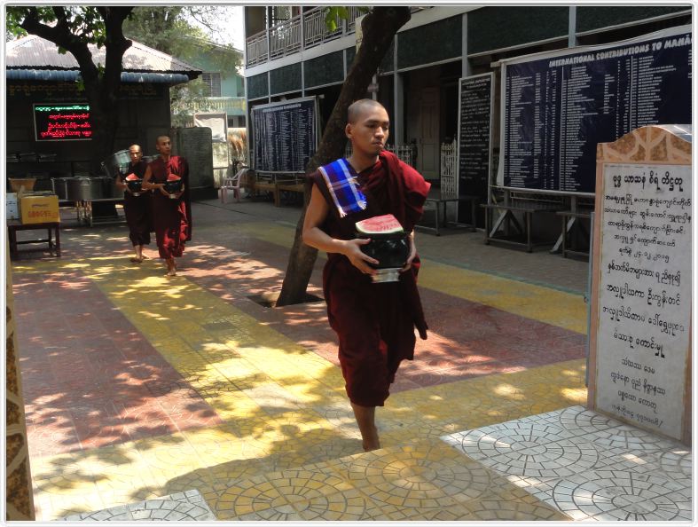 Mandalay (Amarapura). Le monastère Mahagandayon.