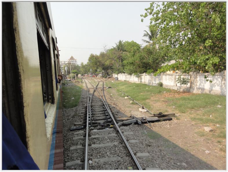 Le train de Mandalay à Rangoun (Yangon).