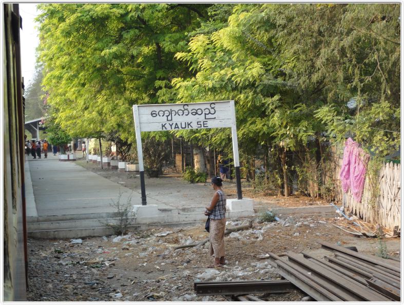 Le train de Mandalay à Rangoun (Yangon).