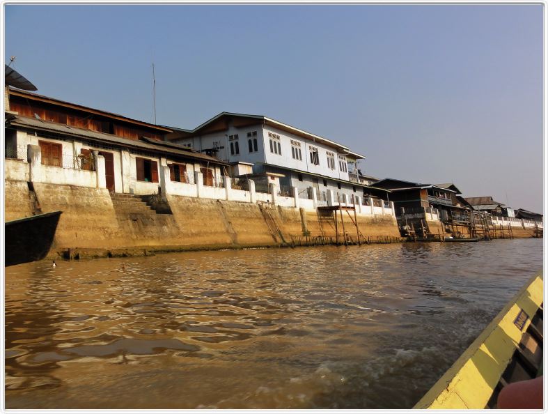Le long du canal qui mène au Lac Inle.