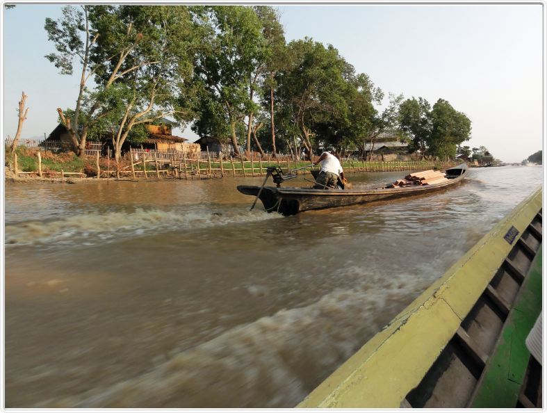 Le long du canal qui mène au Lac Inle.