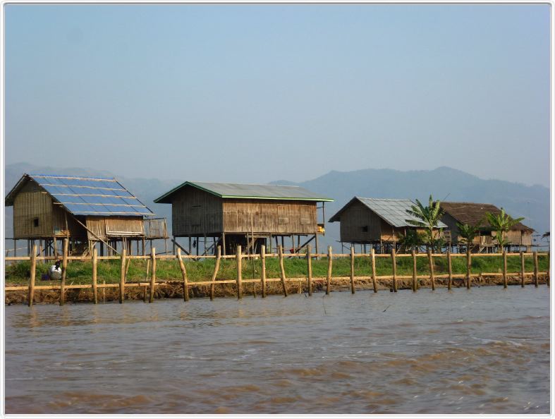 Le long du canal qui mène au Lac Inle.