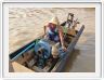 Nyaung shwe. Embarquement sur des pirogues pour le Lac Inle. 