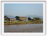 Le long du canal qui mène au Lac Inle.