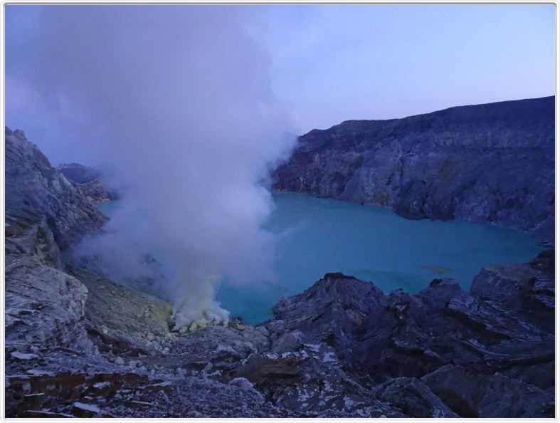 Parti à l'aube pour l'ascension du volcan Ijen.