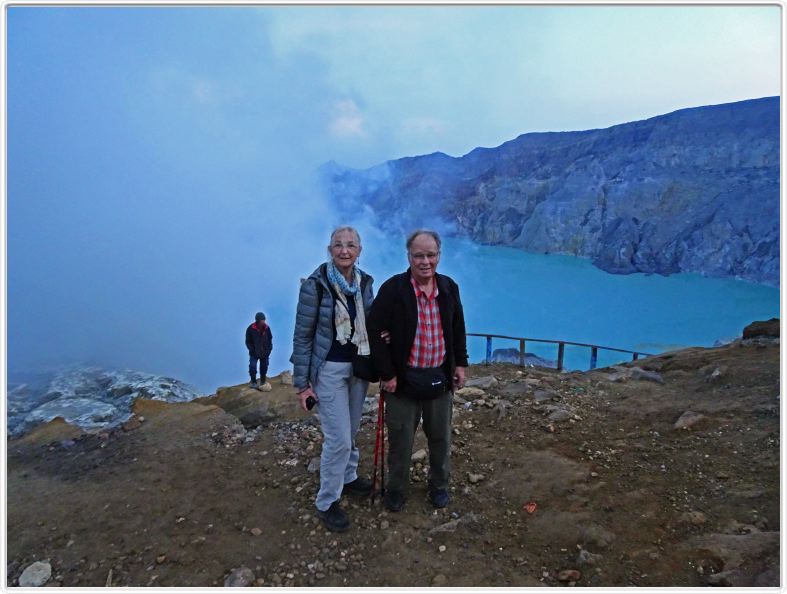 Au bord du cratère du volcan Ijen.