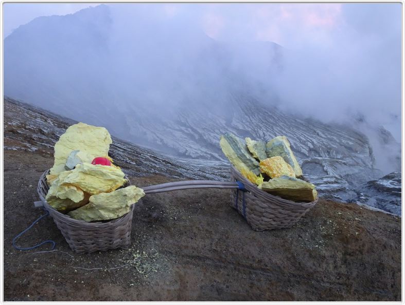 Au bord du cratère du volcan Ijen.