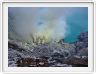 Au bord du cratère du volcan Ijen.