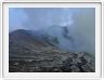 Au bord du cratère du volcan Ijen.