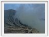 Au bord du cratère du volcan Ijen.