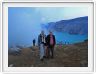 Au bord du cratère du volcan Ijen.