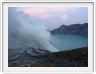 Au bord du cratère du volcan Ijen.