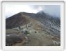 Au bord du cratère du volcan Ijen.