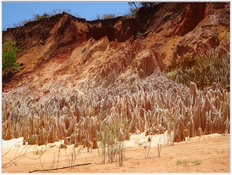 Les Tsingys rouges de l'Irodo.