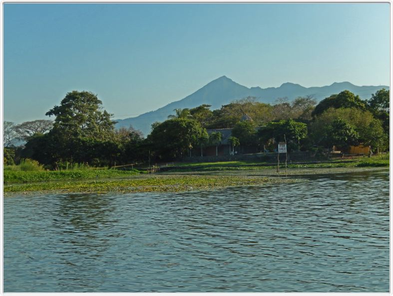 Promenade en bateau sur le lac Nicaragua près de Granada.