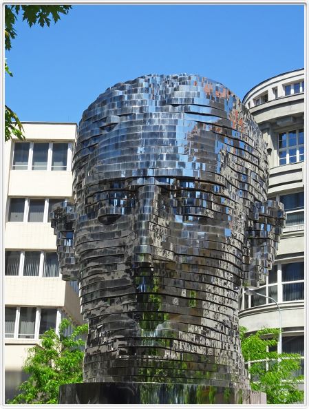 Prague. Statue de Franz Kafka. 