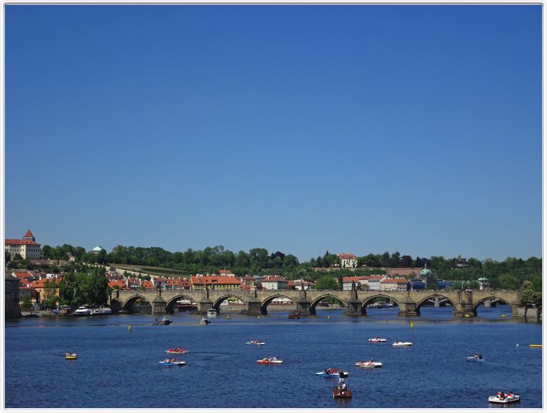 Prague. Vue du Pont des légions (Most Legií) sur le Pont Charles.