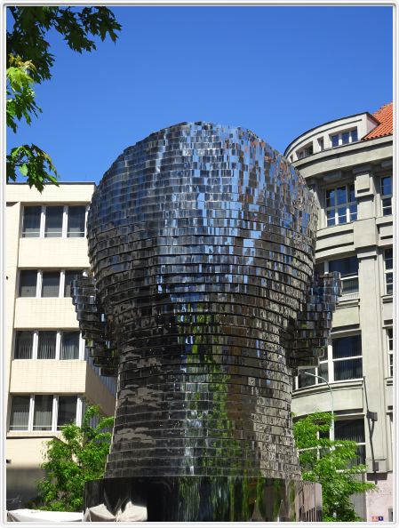 Prague. Statue de Franz Kafka. 