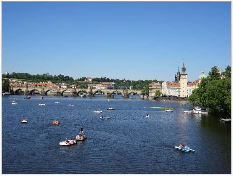 Prague. Vue du Pont des légions (Most Legií) sur le Pont Charles.