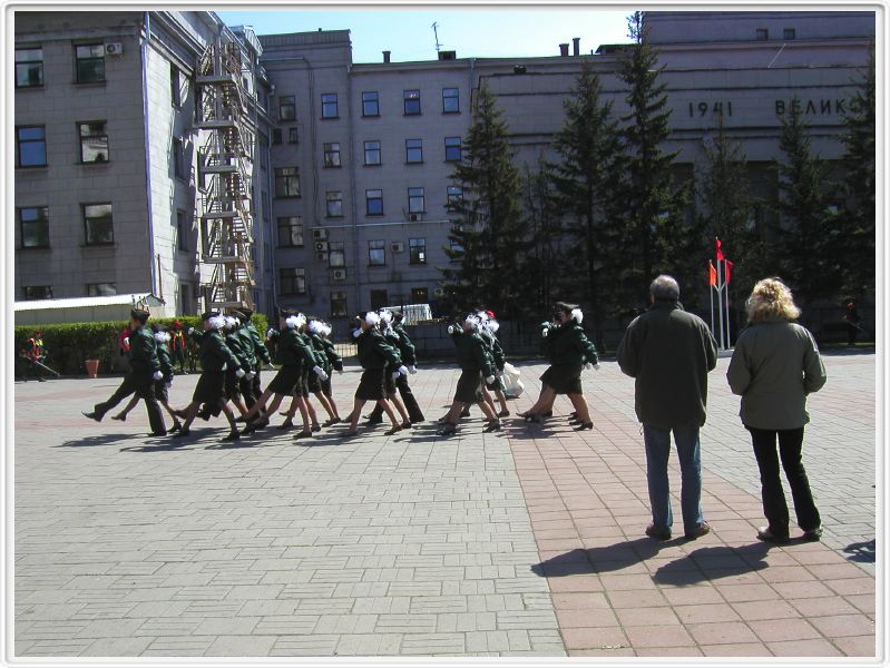 Parade quotidienne d'une école de jeunes filles
