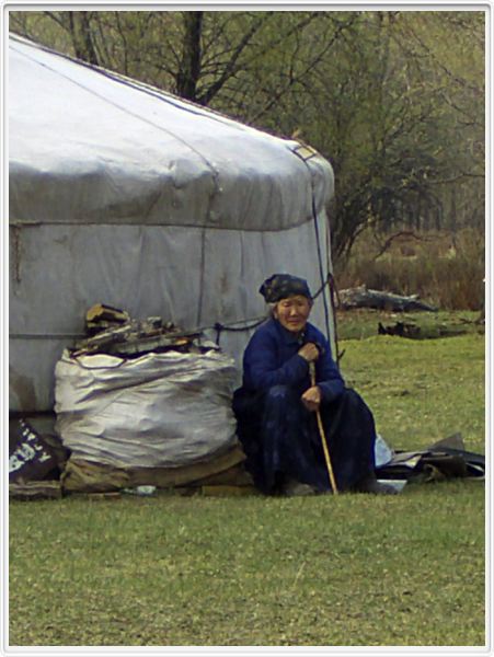 La grand-mère devant sa yourte