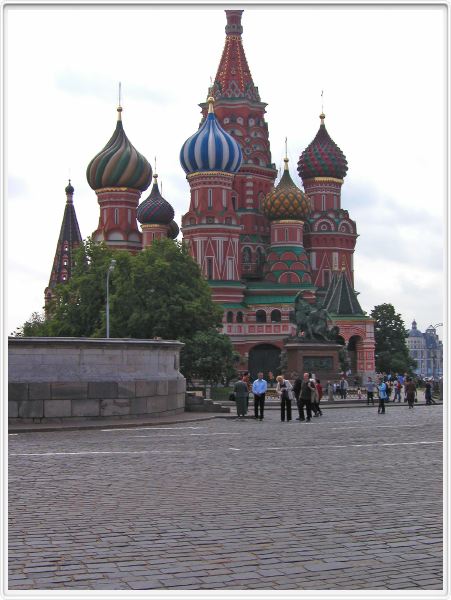 Moscou - La Place rouge - St basile
