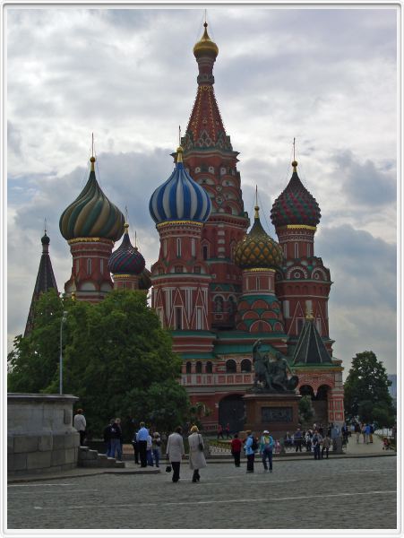 Moscou - La Place rouge - St basile