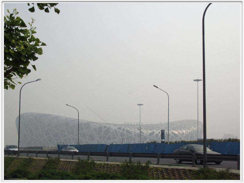 Le stade olympique de Pékin et le smog de la ville